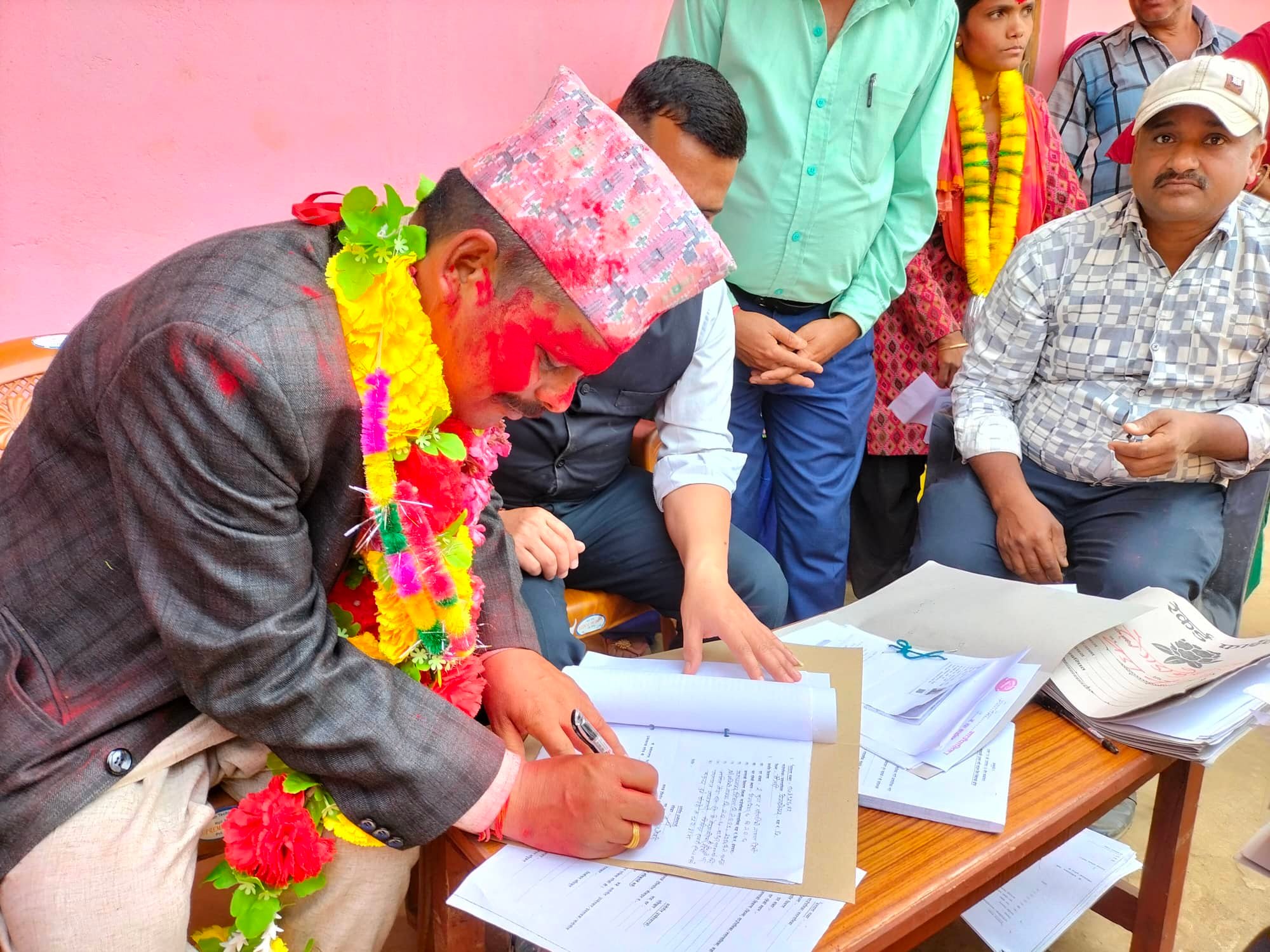 बैतडीको दोगडाकेदारको अध्यक्षमा कांग्रेसका जोशीले गरे उम्मेदवारी दर्ता 